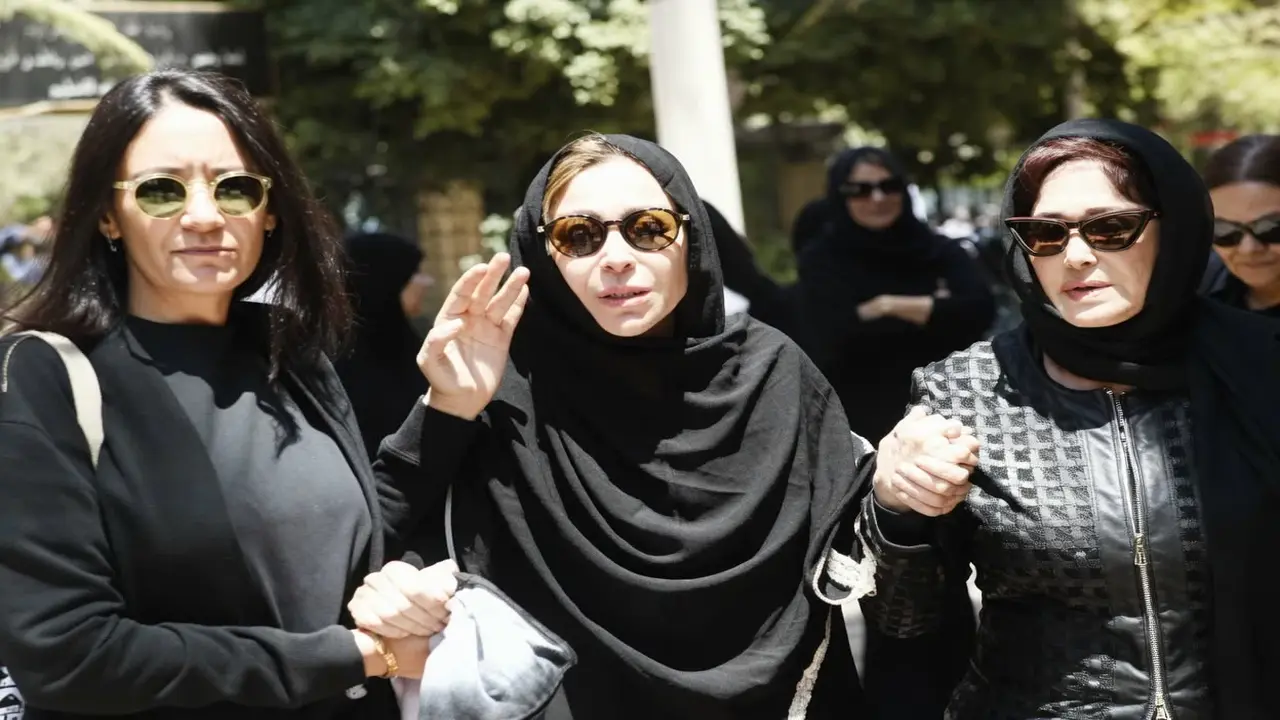 لحظات مؤثرة.. الفنانة منة شلبي تودع والدها وسط حضور نجوم الوسط الفني